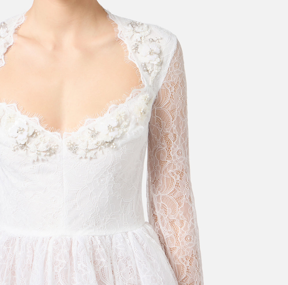 Kleid aus Tüll- und Spitzenstoffen mit floraler Stickerei