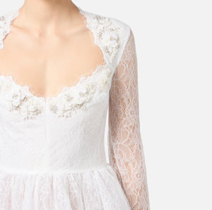 Kleid aus Tüll- und Spitzenstoffen mit floraler Stickerei