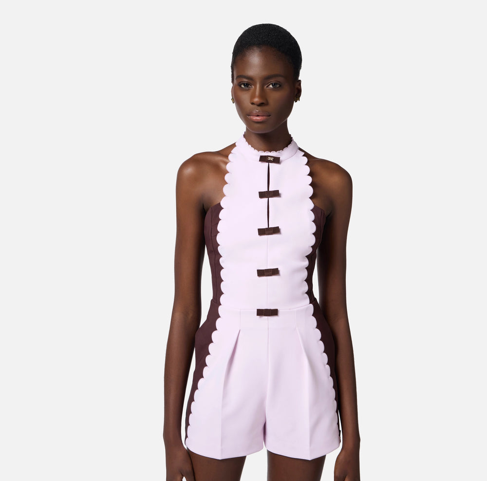 Jumpsuit aus doppelt dehnbarem Crêpe mit besticktem, gewelltem Besatz
