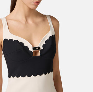 Kleid aus doppellagigem Stretch-Crêpe-Stoff mit gestickter Jakobsmuschel
