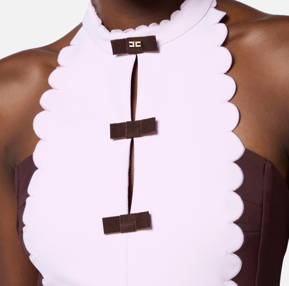 Jumpsuit aus doppelt dehnbarem Crêpe mit besticktem, gewelltem Besatz