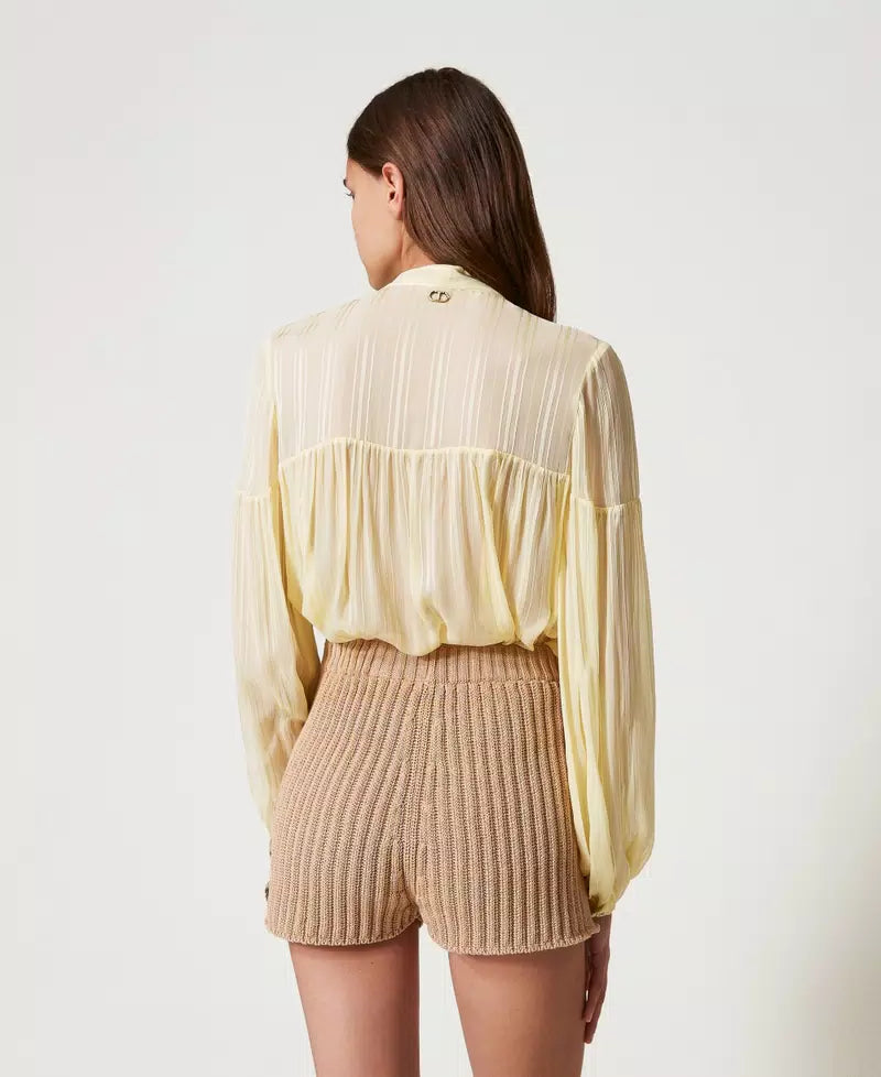 Gerippte Strickshorts mit Knöpfen