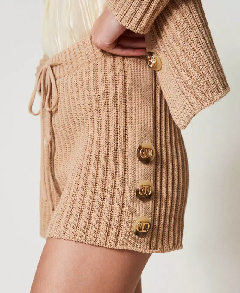 Gerippte Strickshorts mit Knöpfen