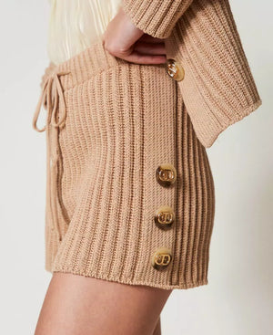 Gerippte Strickshorts mit Knöpfen