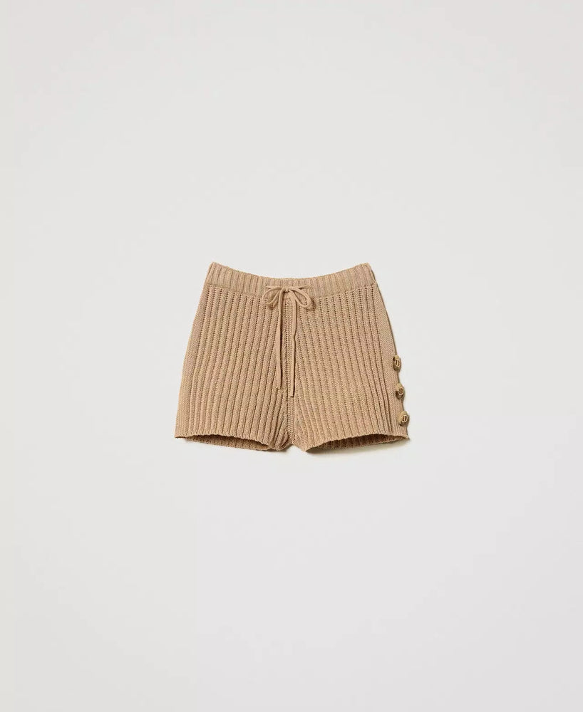 Gerippte Strickshorts mit Knöpfen