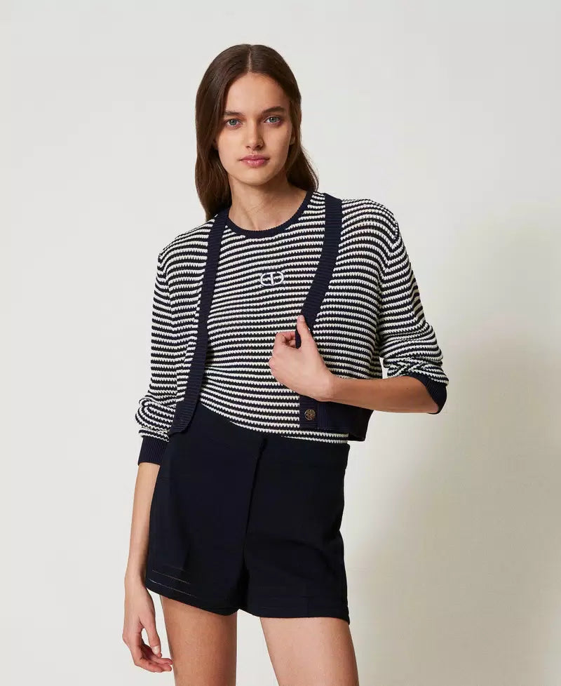 Cardigan und Top aus gestreiftem Gestrick mit Oval T