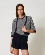 Cardigan und Top aus gestreiftem Gestrick mit Oval T