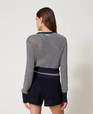 Cardigan und Top aus gestreiftem Gestrick mit Oval T