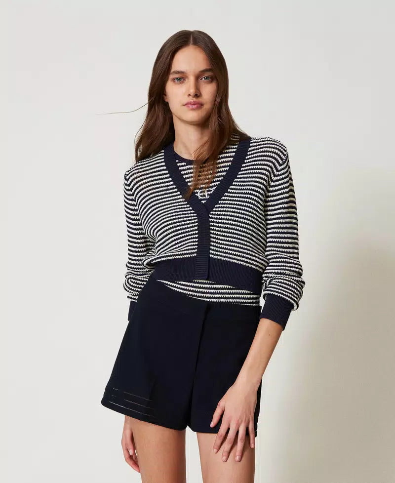 Cardigan und Top aus gestreiftem Gestrick mit Oval T