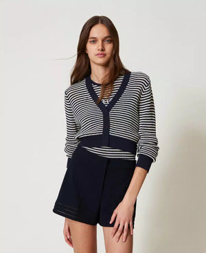 Cardigan und Top aus gestreiftem Gestrick mit Oval T