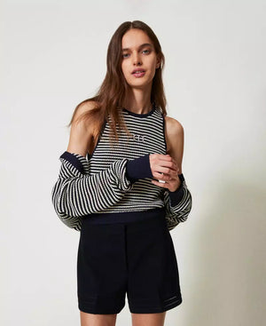 Cardigan und Top aus gestreiftem Gestrick mit Oval T