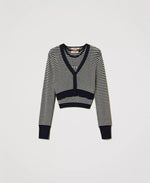 Cardigan und Top aus gestreiftem Gestrick mit Oval T
