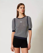 Gestreifter Pullover mit aufgesticktem Oval T