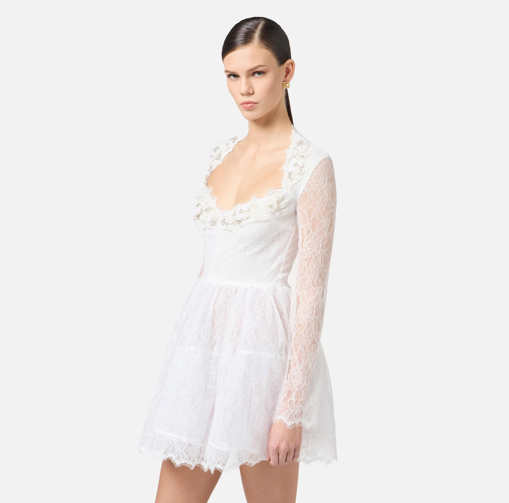 Kleid aus Tüll- und Spitzenstoffen mit floraler Stickerei