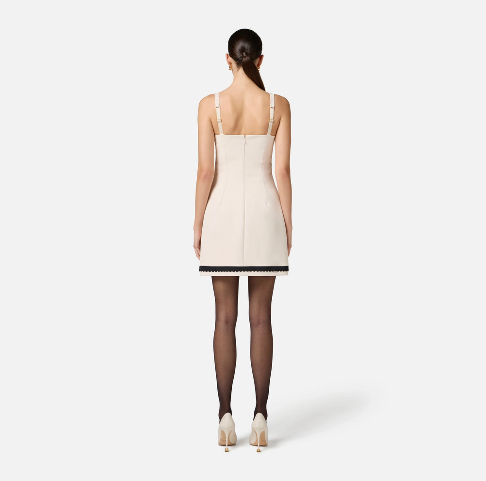 Kleid aus doppellagigem Stretch-Crêpe-Stoff mit gestickter Jakobsmuschel