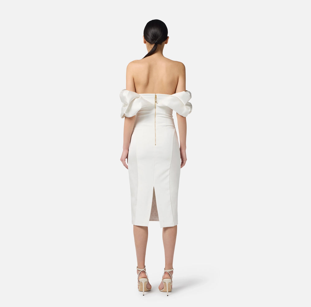 Kleid aus Duchesse mit 3D-Ausschnitt