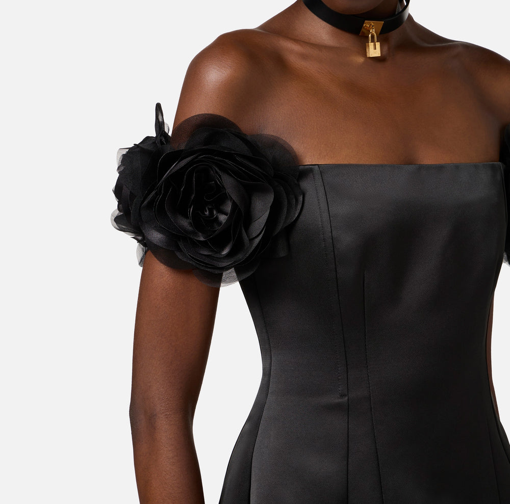 Kleid aus Duchesse mit aufgesetzten Blumen
