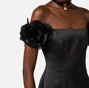 Kleid aus Duchesse mit aufgesetzten Blumen