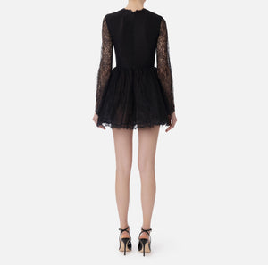 Kleid aus Tüll- und Spitzenstoffen mit floraler Stickerei