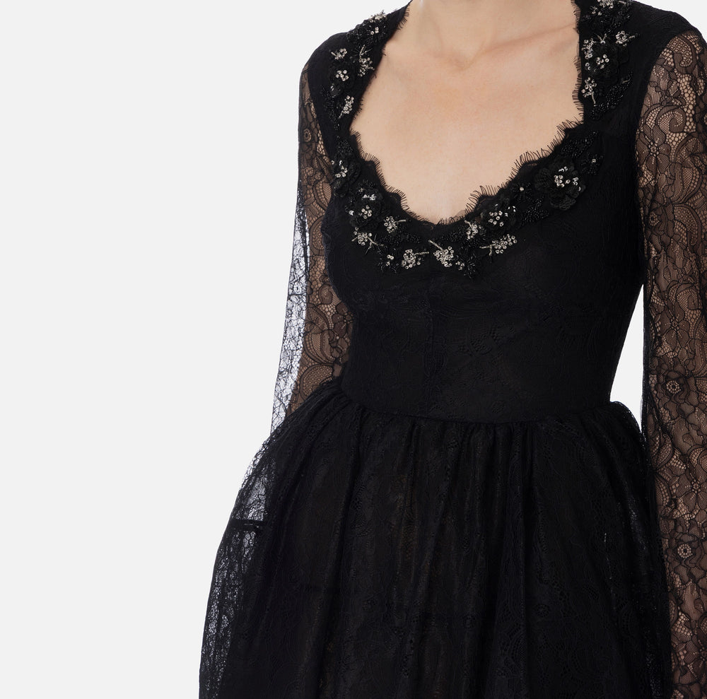 Kleid aus Tüll- und Spitzenstoffen mit floraler Stickerei