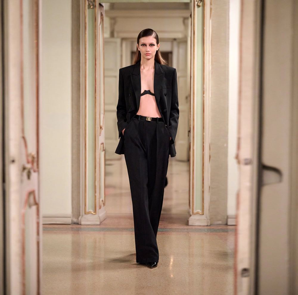 Giacca in crêpe leggero con dettagli in raso