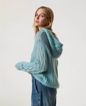 Pullover aus Wolle und Mohair mit Kapuze