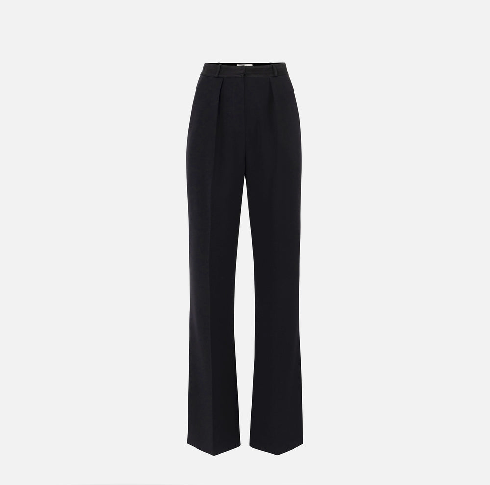 Hose aus leichtem Crêpe mit Smoking-Details