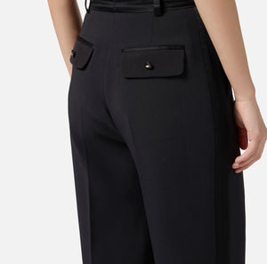 Hose aus leichtem Crêpe mit Smoking-Details