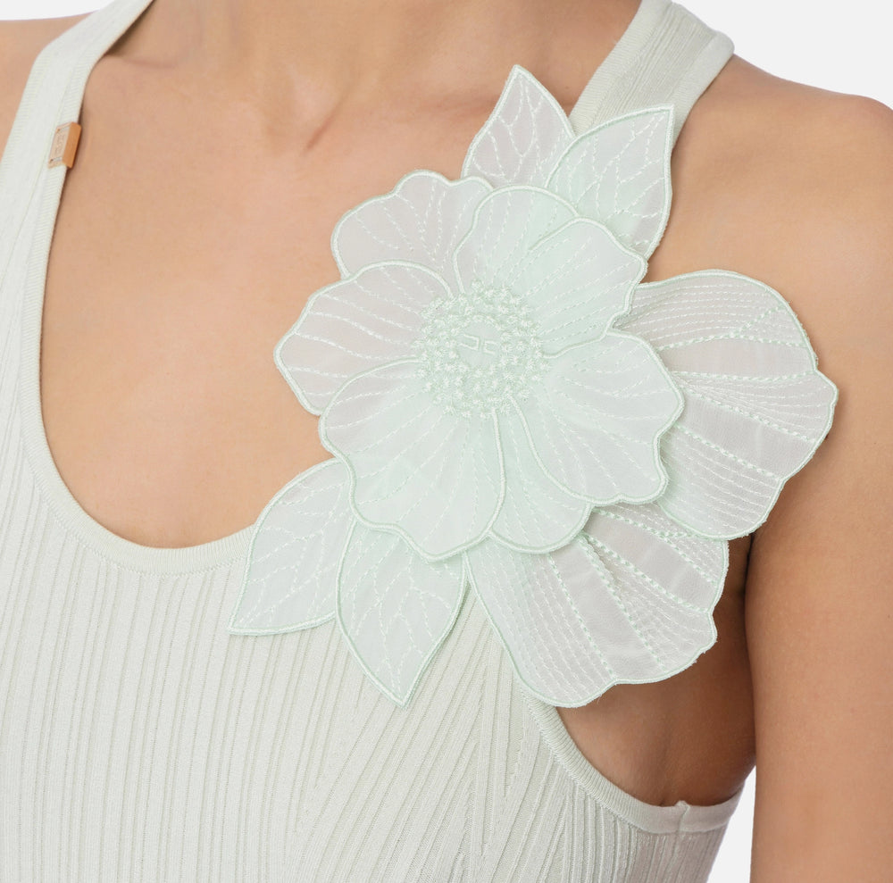 Top in Rippoptik mit Blume